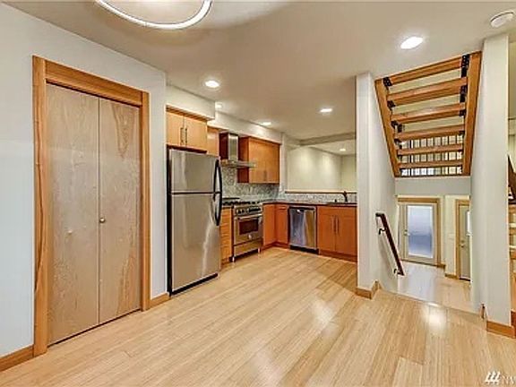 3rd image of 6025 California Ave SW APT C