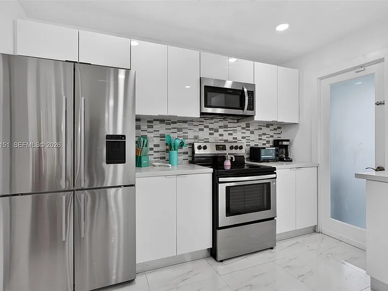 5770 NE 18th Ave — Photo 10