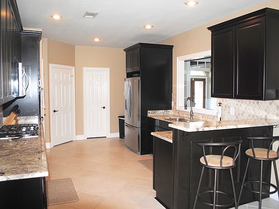 3rd image of 27 Devereaux Dr