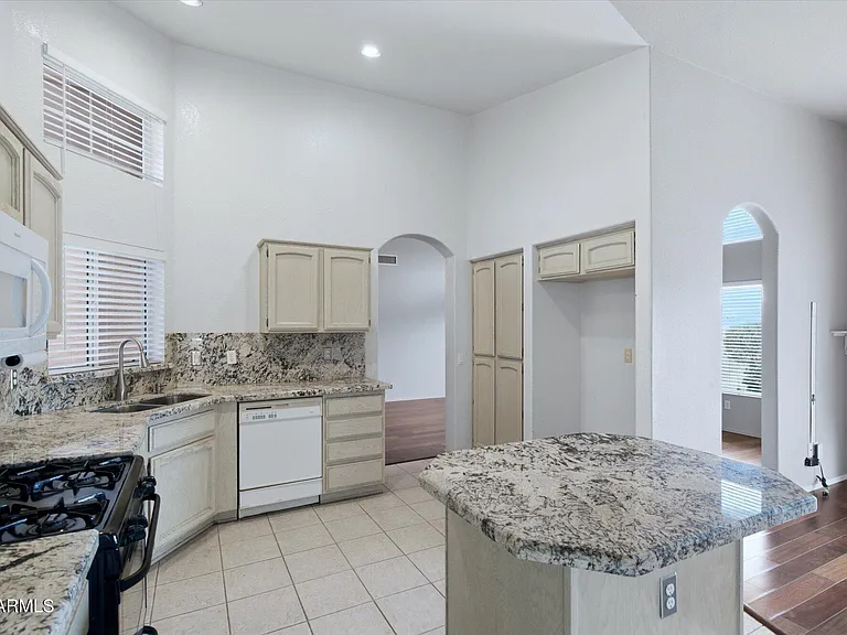 15251 W Verde Ln — Photo 8