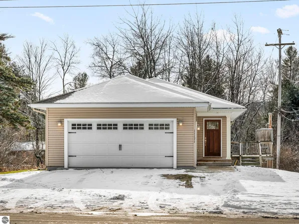 11171 Main St, Honor, MI 49640
