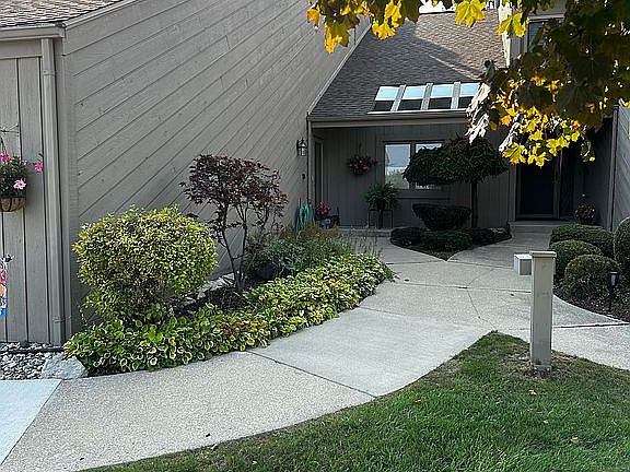 3rd image of 2415 Lakeview Ct