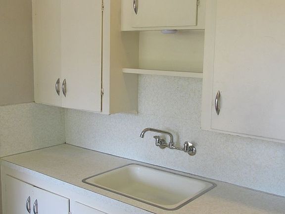 5th image of 428 N 1st St APT 3