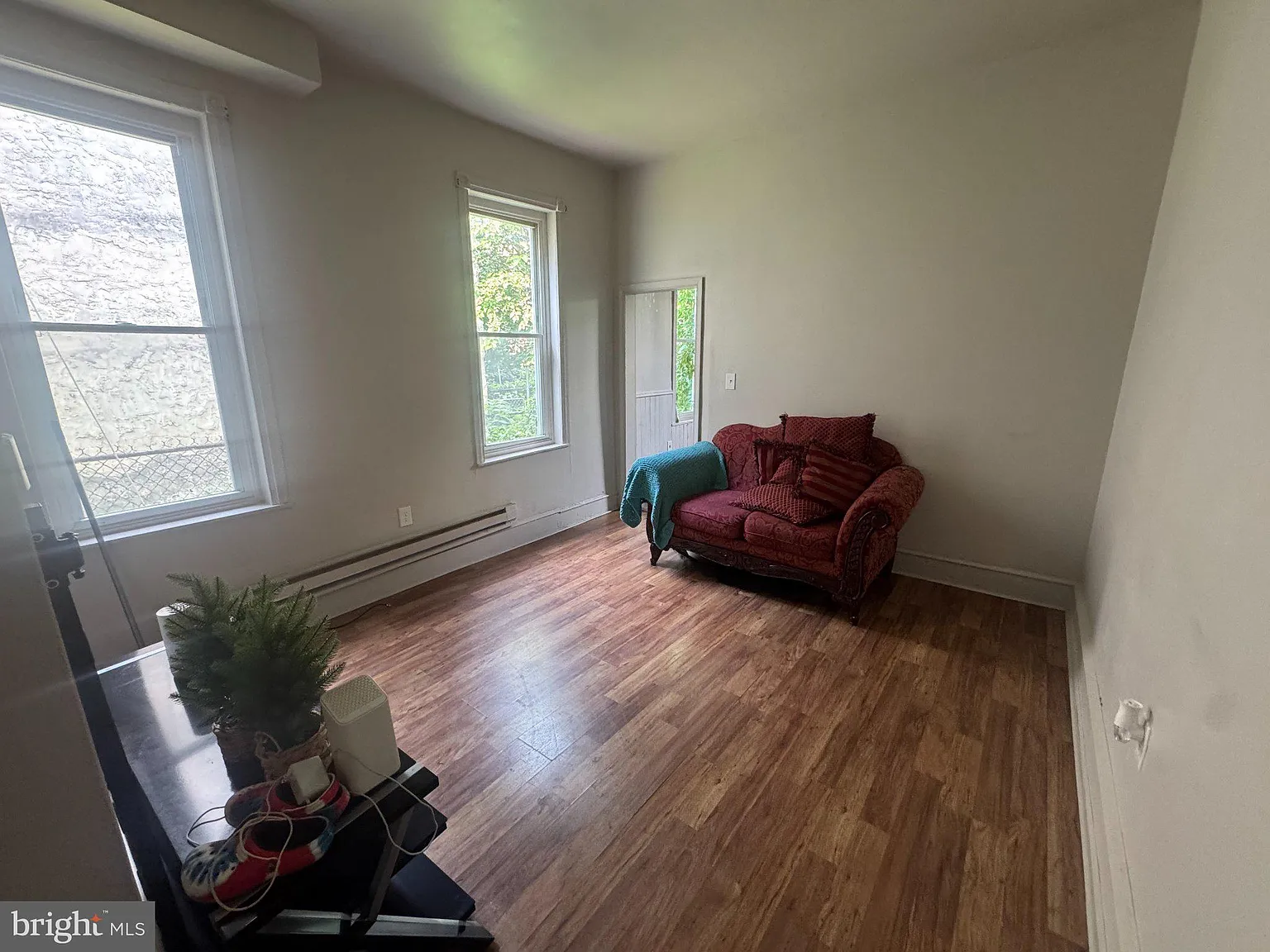 2 bed, 1.0 bath, 2301 sqft, $1,100 — Photo 2