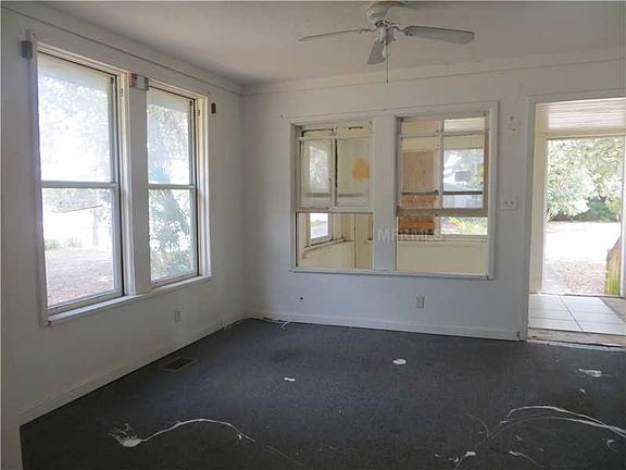 4th image of 905 15th Ave W