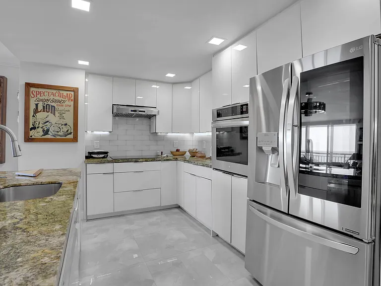 1149 Hillsboro Mile #1 — Photo 4