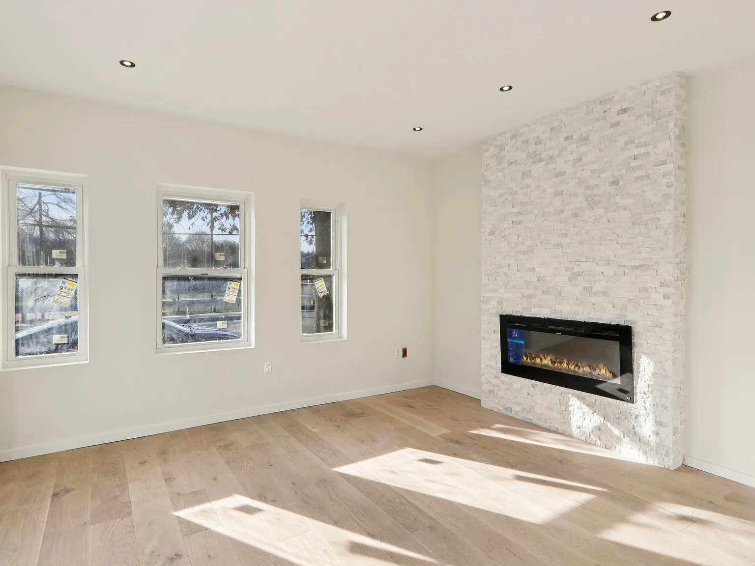 4 bed, 2398 sqft, $5,250 — Photo 4