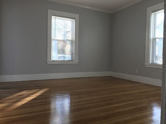 3rd image of 10 Oakwood Pl