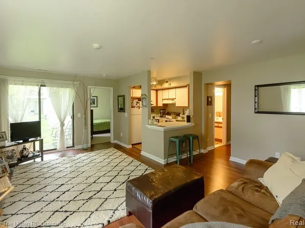 42551 Lilley Pointe Dr, Canton, MI 48187