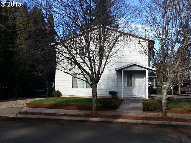 2nd image of 16933-16937 SE Stephens St