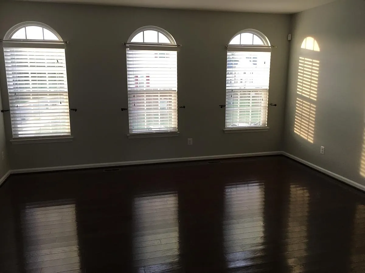 4 bed, 2.5 bath, 2300 sqft, $990 — Photo 2