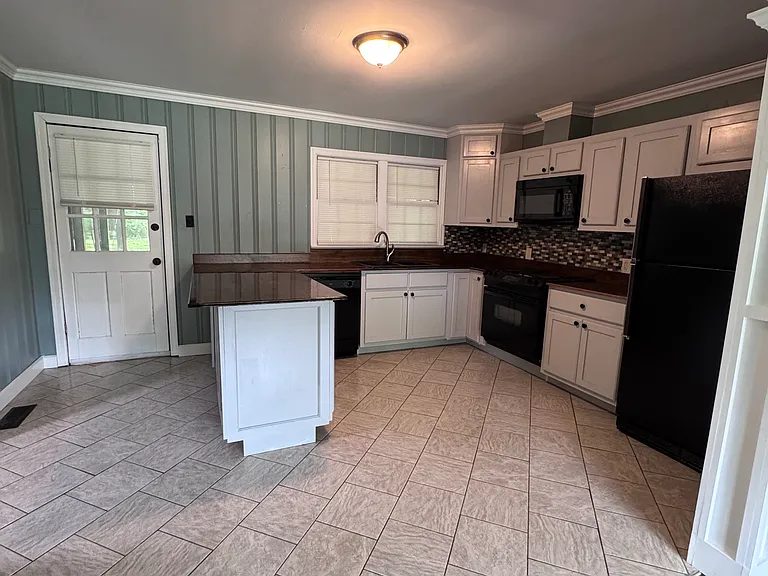 214 Randolph Ct — Photo 3