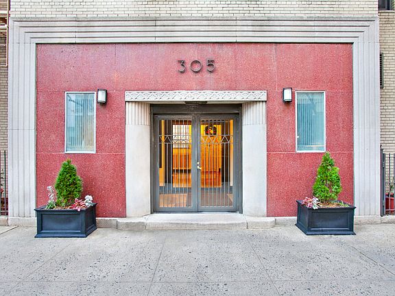 3rd image of 305 W 52nd St APT 3C