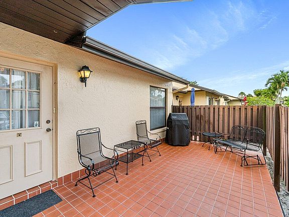 5th image of 823 Sky Pine Way APT B