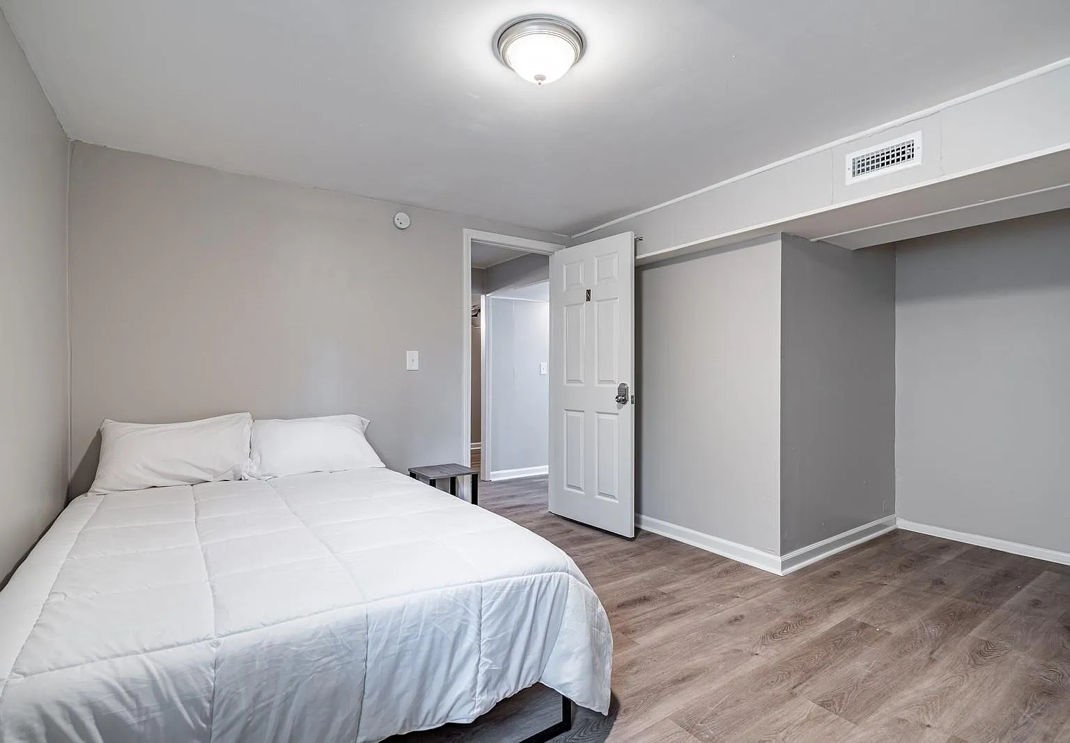 4 bed, 4.0 bath, 1353 sqft, $654 — Photo 1