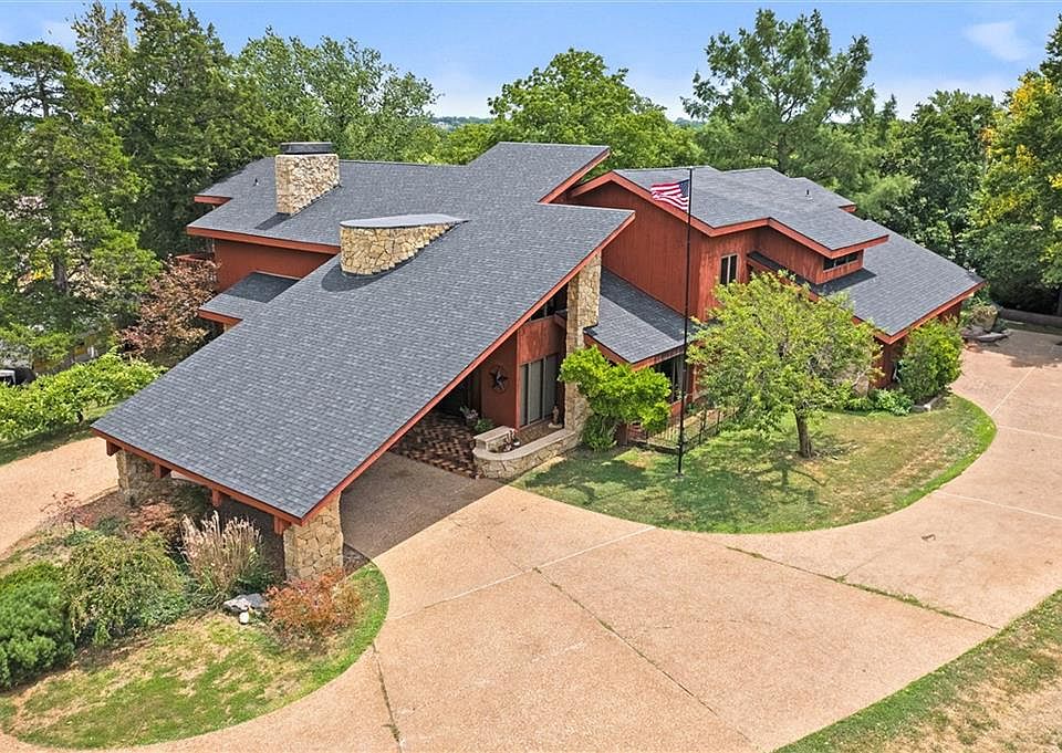 1st image of 402 Lees Circle Dr
