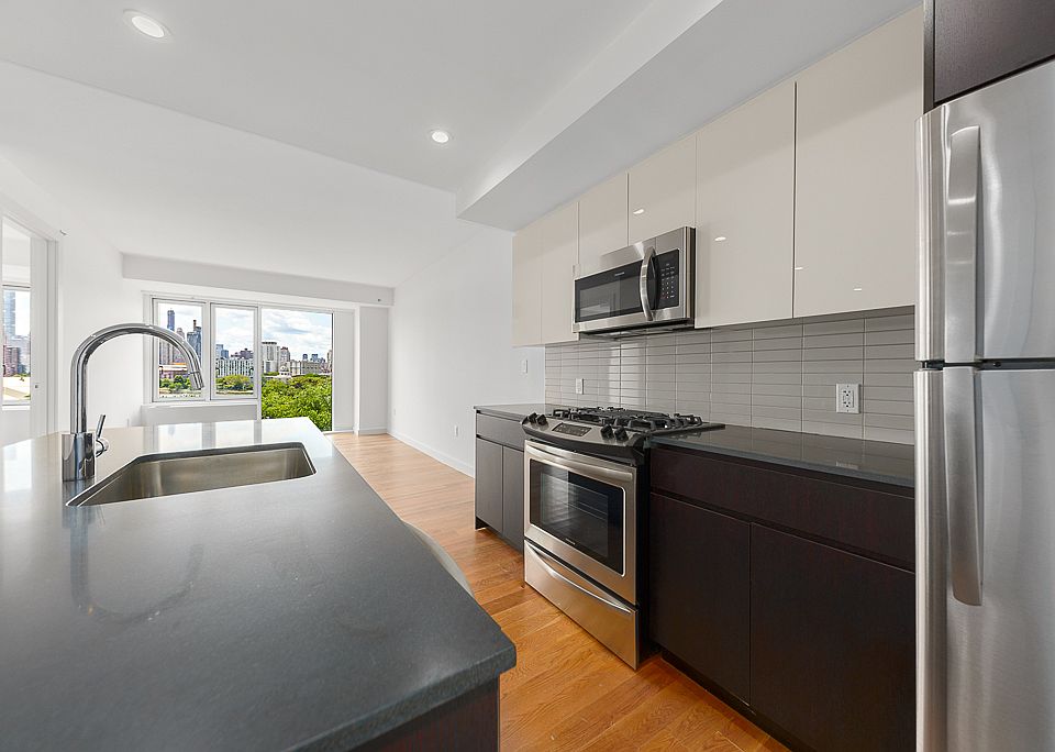 1st image of 31-43 Vernon Blvd #702