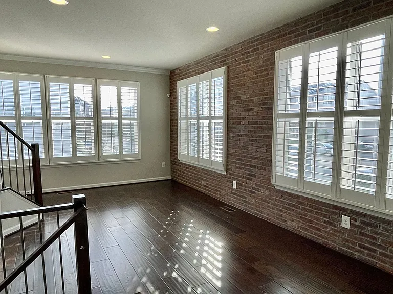 201 Woodstream Cir — Photo 3