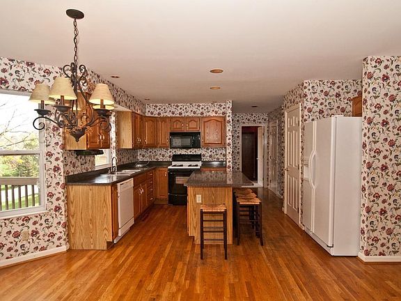 3rd image of 3828 Foxtail Ln