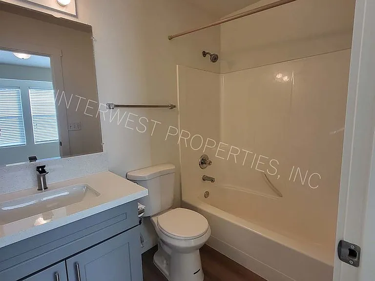 520 NE 128th Ave — Photo 21