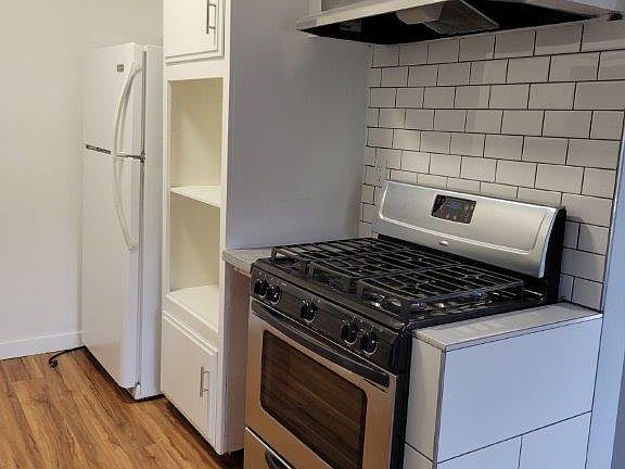2nd image of 13424 Moorpark St APT 5