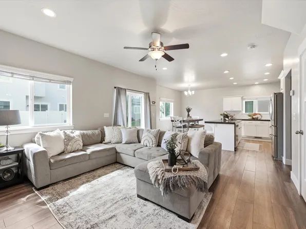 7471 N Hutch Ln, Eagle Mountain, UT 84005