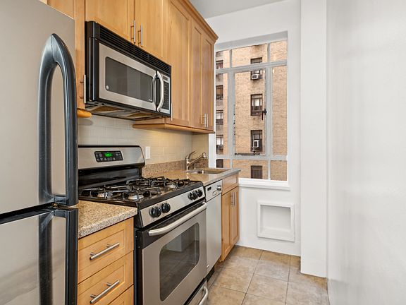 2nd image of 25 Central Park W APT 5G