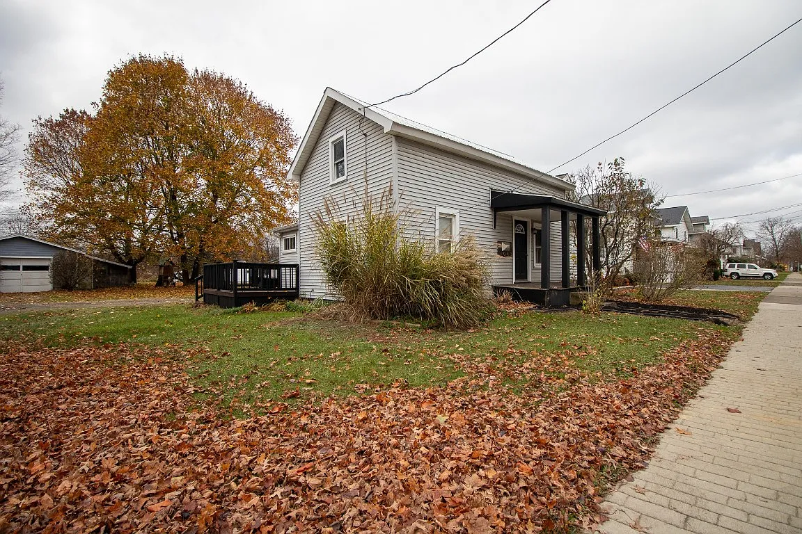1043 N Center St photo 1