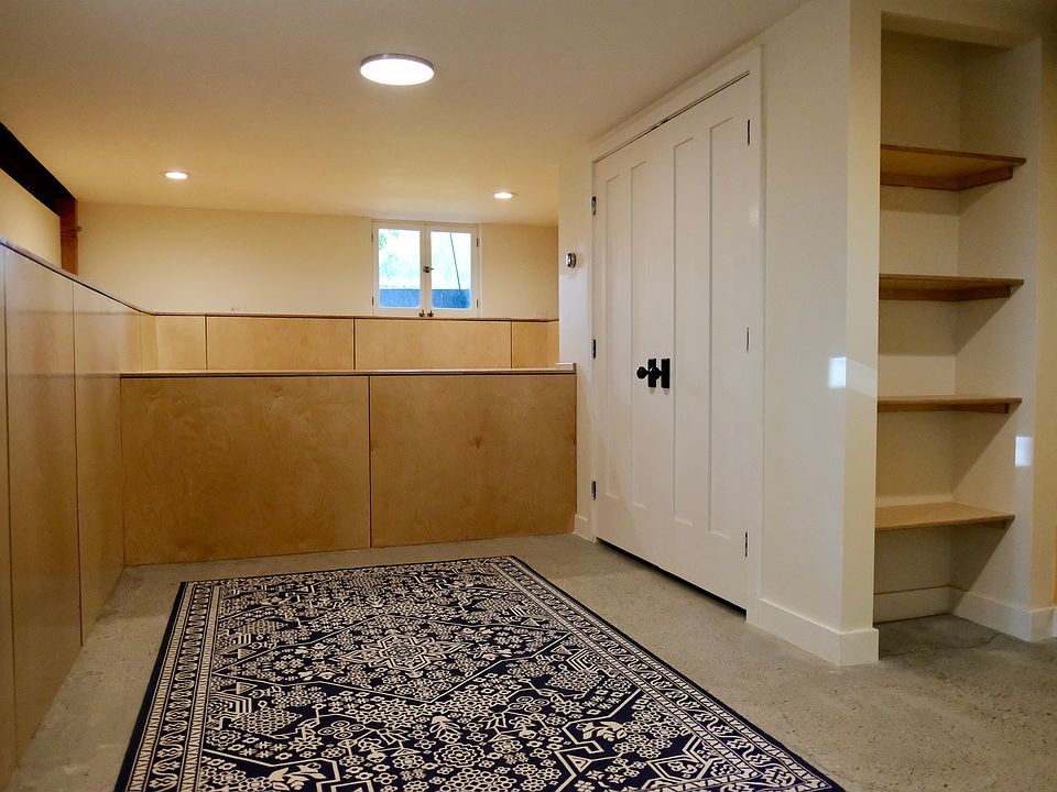 Bedroom with platform
