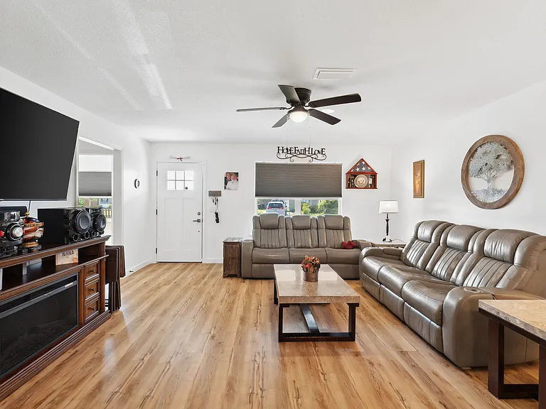 526 Camellia Ave — Photo 5