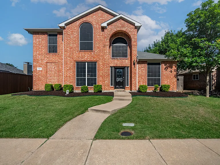 1011 Aylesbury Dr — Photo 3