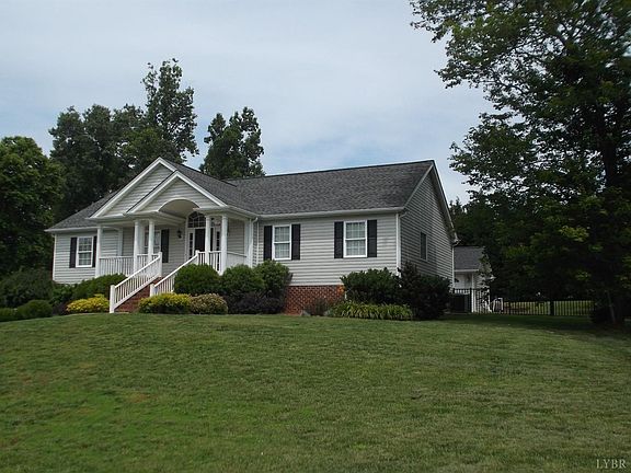 3rd image of 628 Woodland Dr