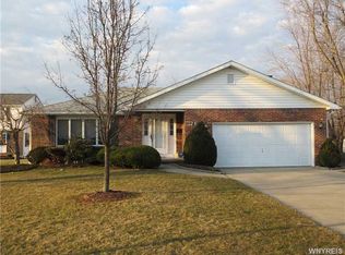 76 Foxcroft Ln, Williamsville, NY 14221