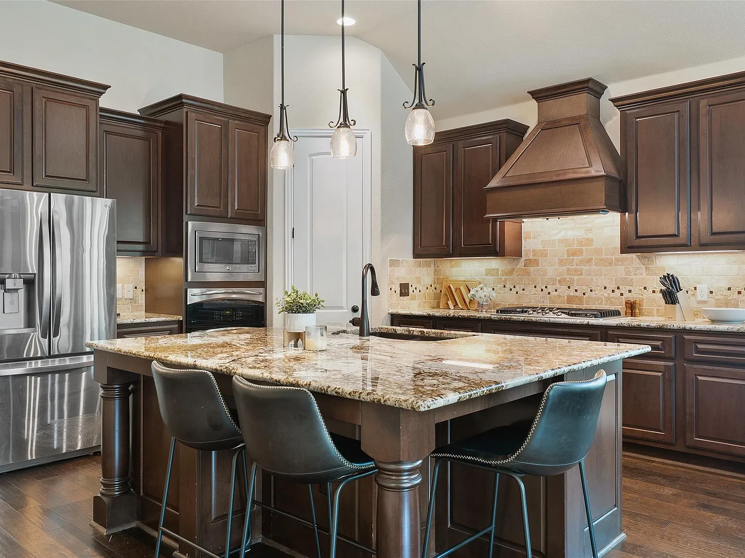 4 bed, 3.0 bath, 2177 sqft, $4,000 — Photo 2