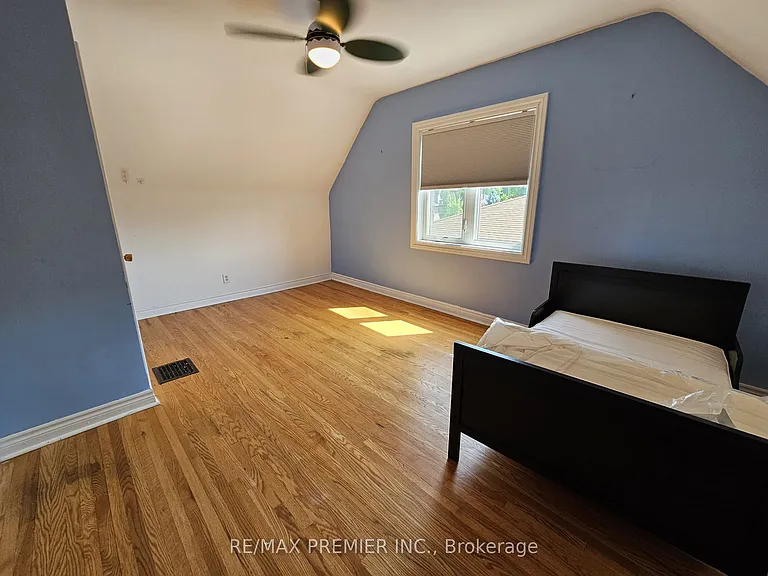 31 Compton Cres #MAIN 2ND — Photo 16