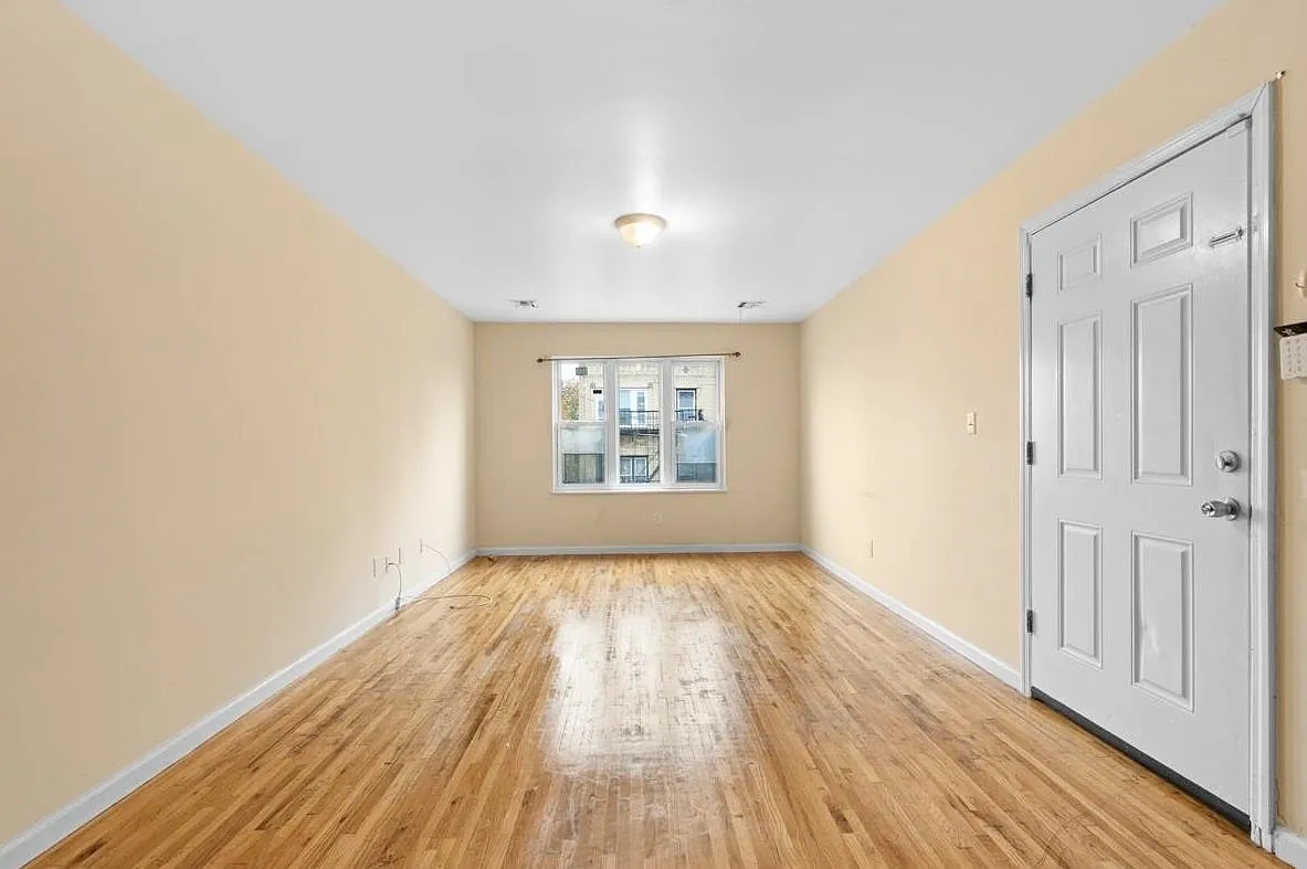 3 bed, 2.0 bath, 1200 sqft, $2,400 — Photo 3