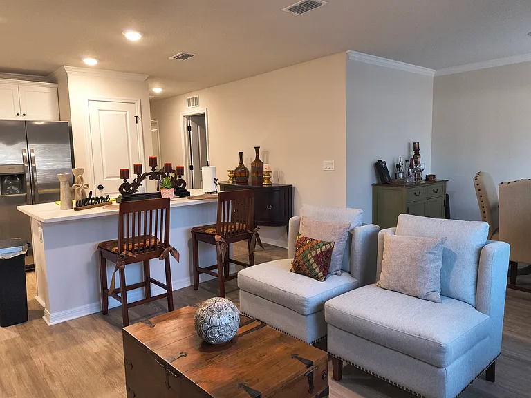 8 Unique Ct — Photo 5