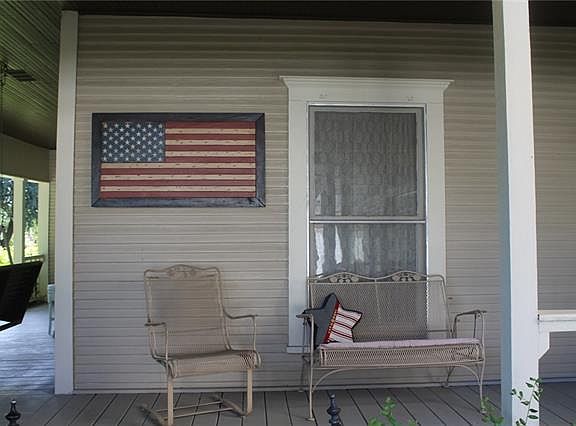 4th image of 410 Maple St