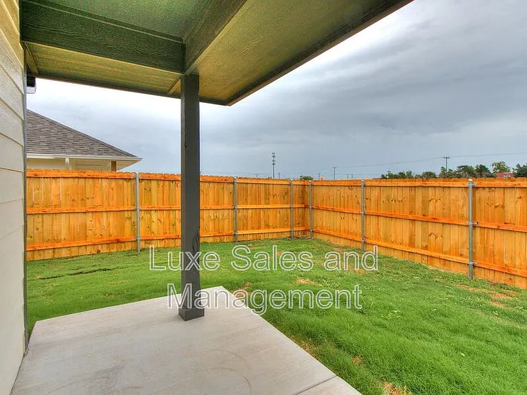 8002 NW 105th Ter — Photo 31