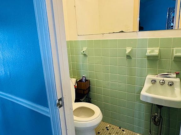 3rd image of 2813 Unruh Ave