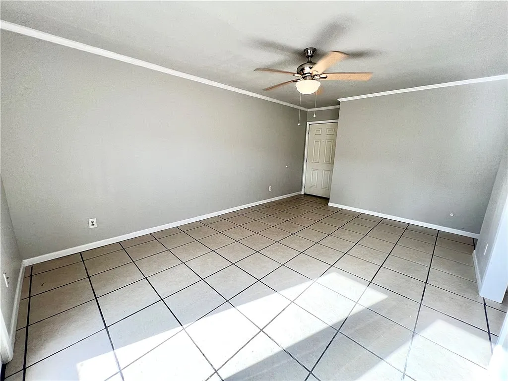 2 bed, 1.0 bath, 844 sqft, $1,300 — Photo 4
