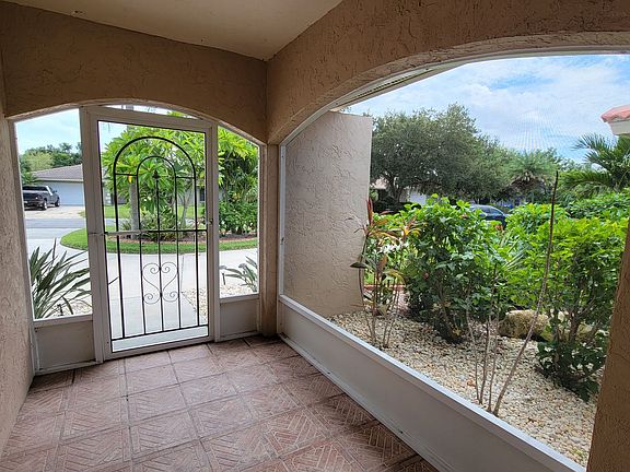 3rd image of 425 E Rossetti Dr