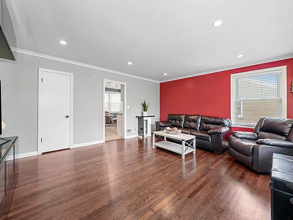 2nd image of 10524 Canterbury St