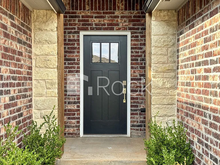 1113 Magnolia Dr — Photo 2