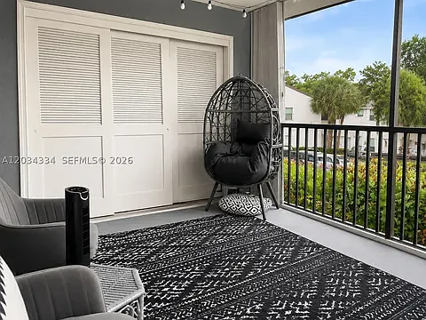 2 bed, 978 sqft, $2,350 — Photo 2