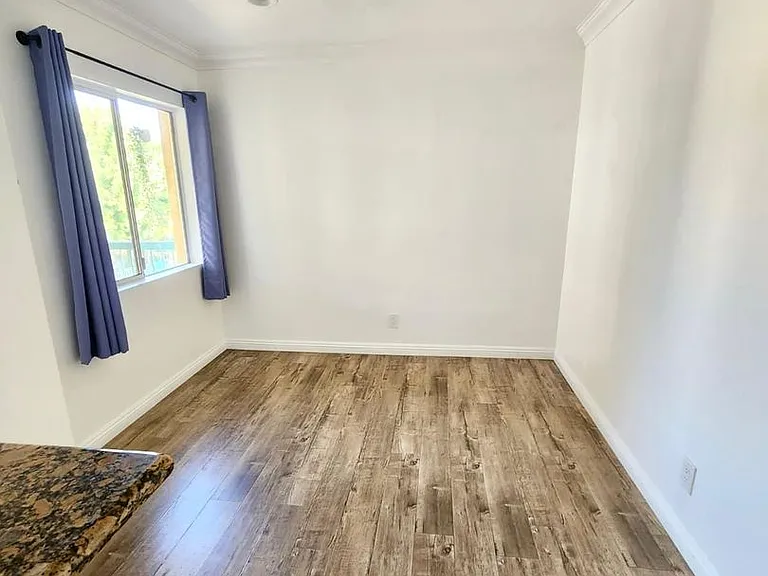 18307 Burbank Blvd — Photo 9