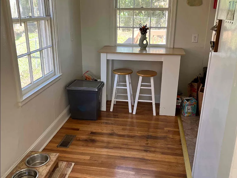 810 W Markham Ave — Photo 3