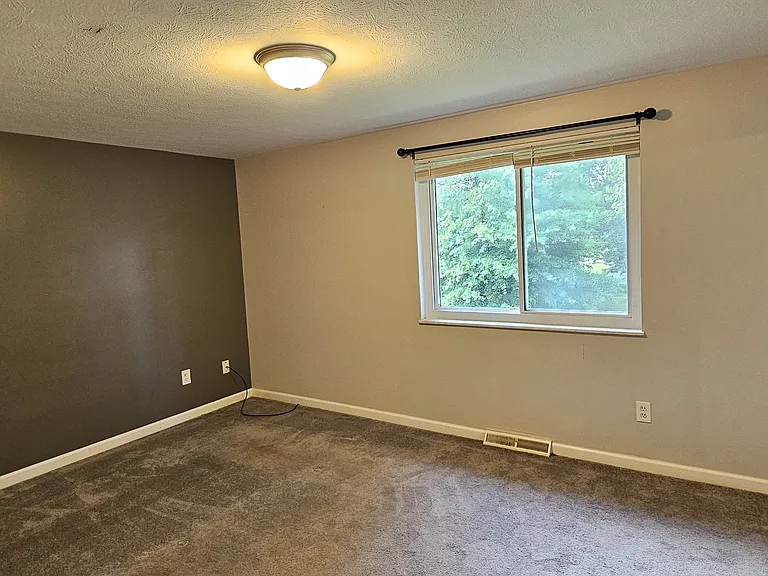 2470 Warren Pkwy — Photo 7
