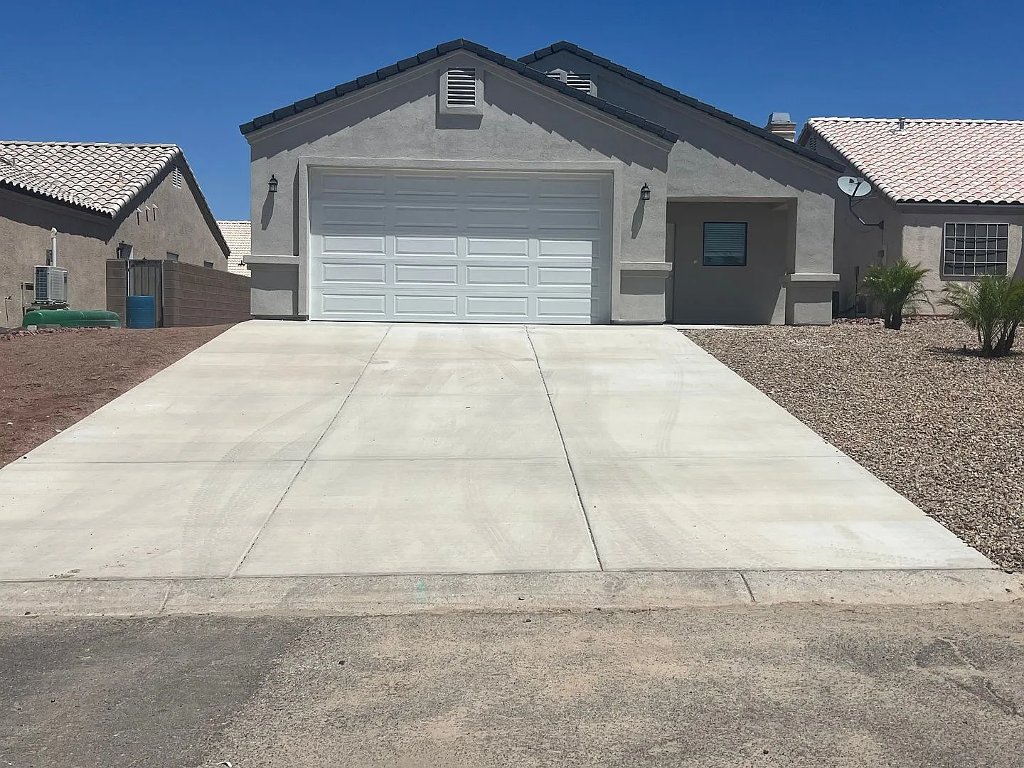 3 Bedroom House Located In Desert Lakes — Photo 2