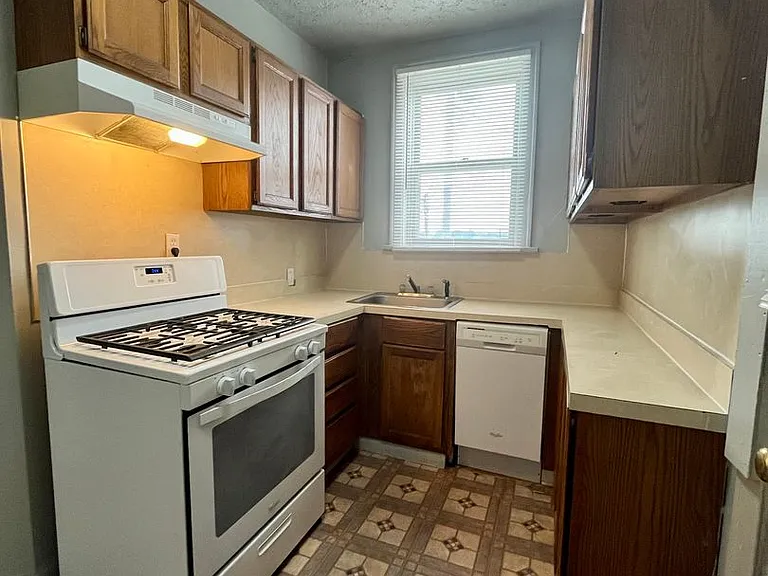 2221 Jones St — Photo 6